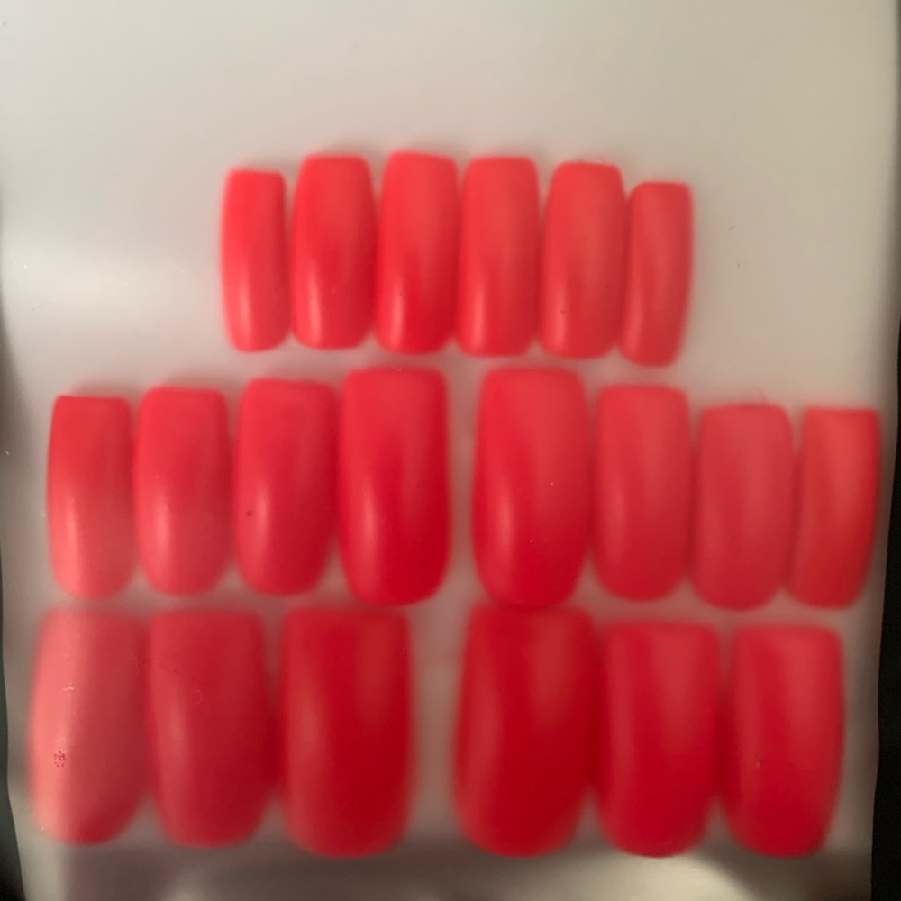Short pink press on nails